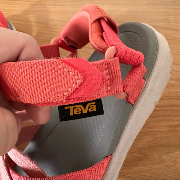 teva criss cross sandals